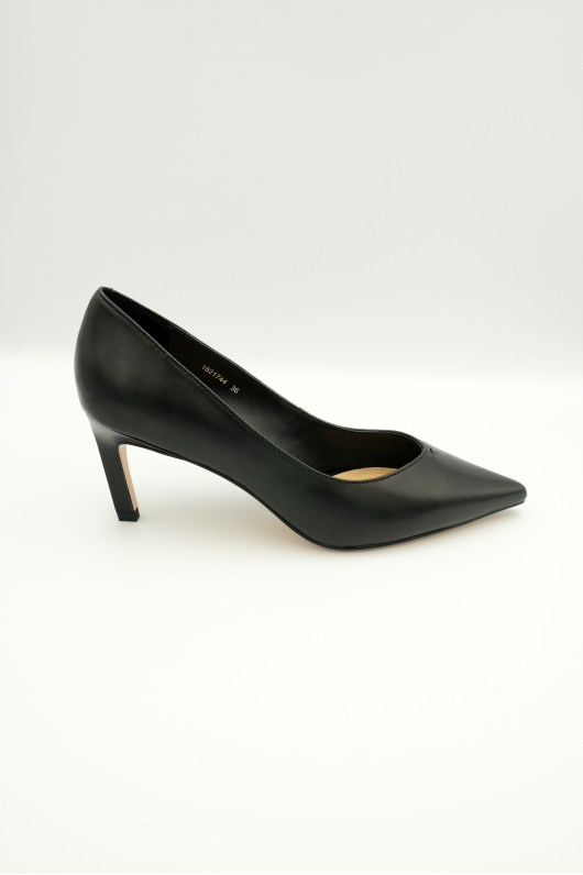 Туфли VITACCI исполненные в черном цвете.